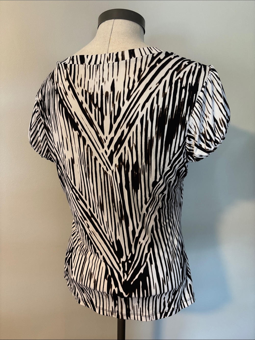 Worthington Black & White Short Sleeve Scoop Neck Top - Picture 2 of 4